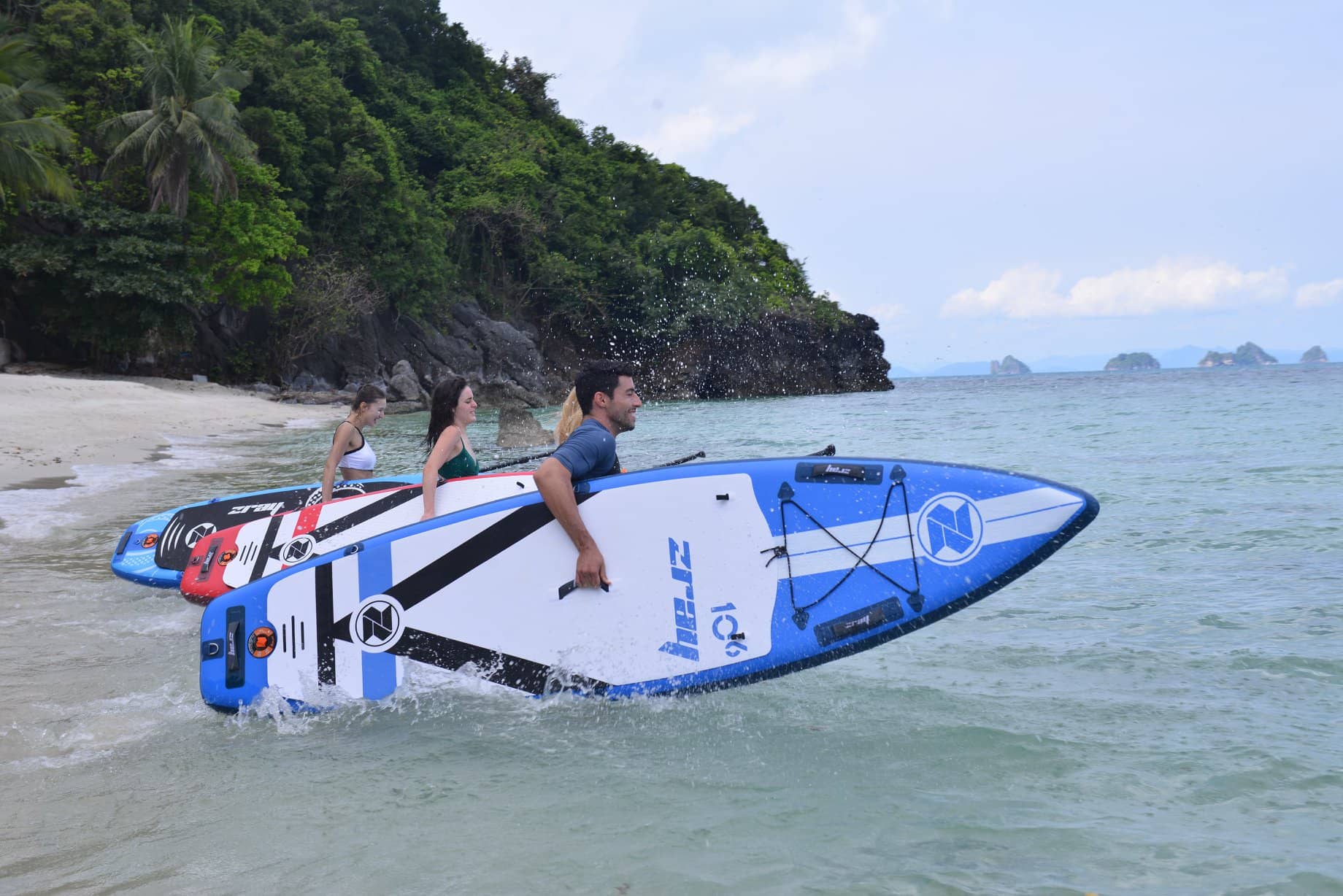nafukovaci paddleboard furry super lehky a spicaty lidi na vode